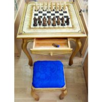 Шахматный стол с резными деревянными фигурами и два пуфика